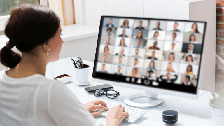 Femme assise devant un ordinateur